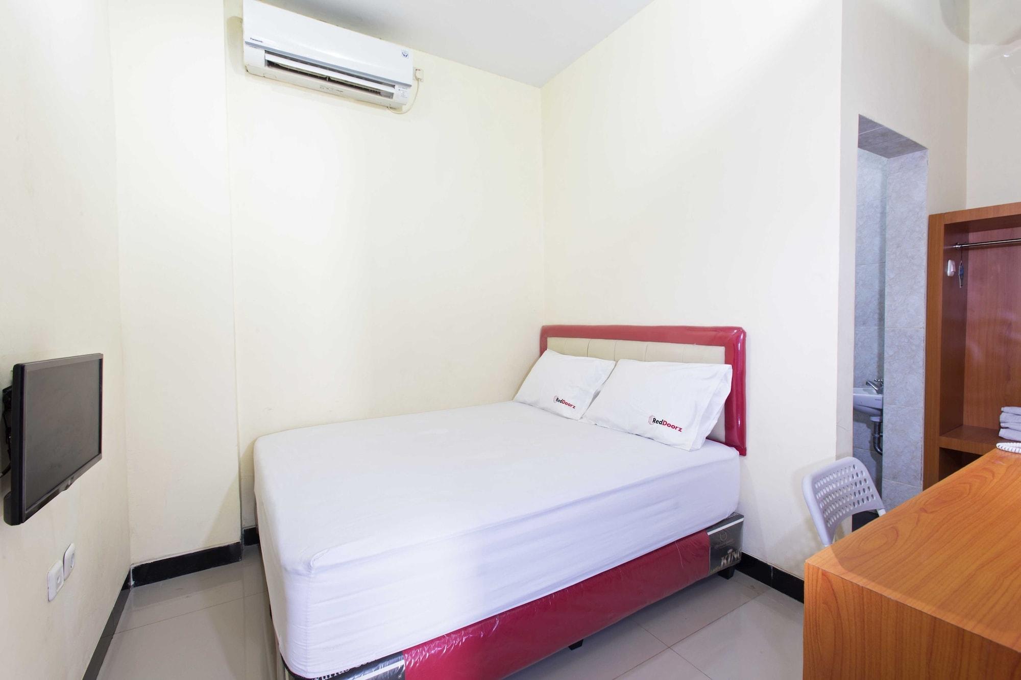 Reddoorz Plus @ Jalan Pemuda Джакарта Экстерьер фото