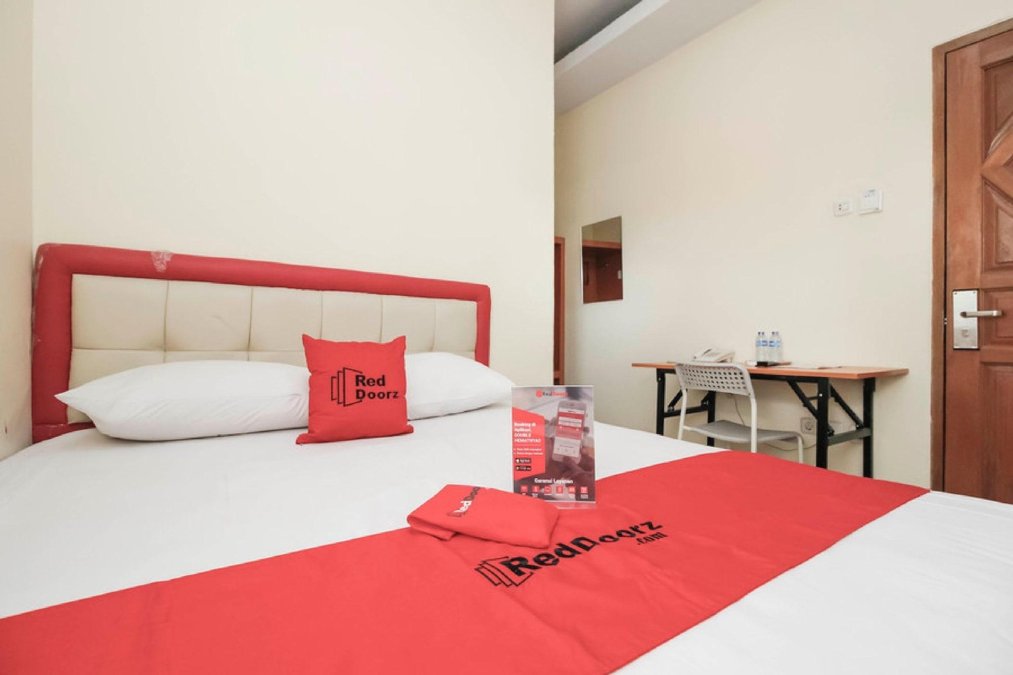Reddoorz Plus @ Jalan Pemuda Джакарта Экстерьер фото