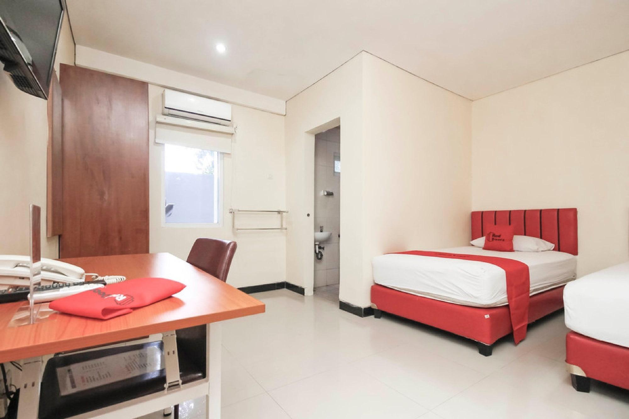 Reddoorz Plus @ Jalan Pemuda Джакарта Экстерьер фото