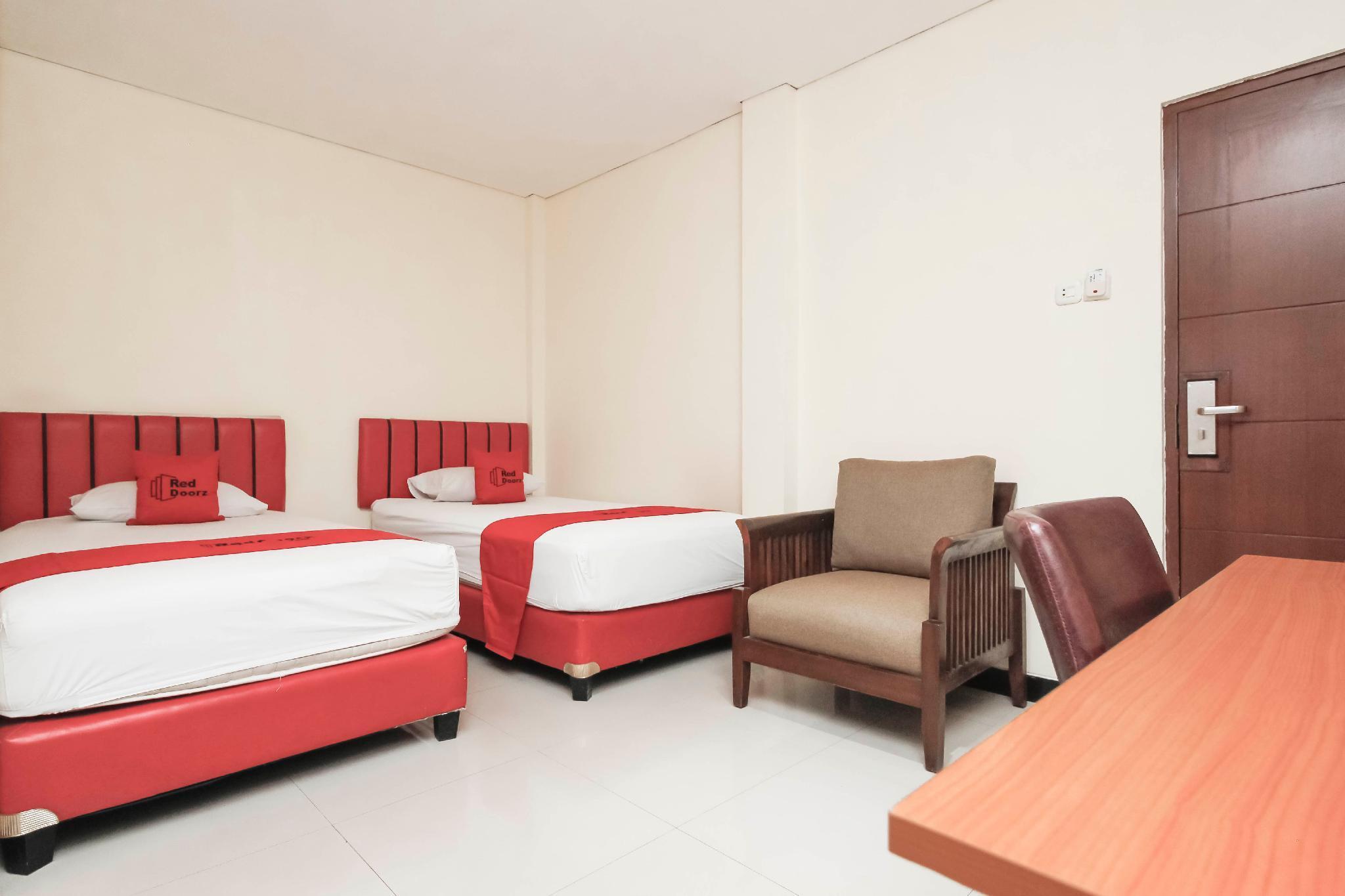 Reddoorz Plus @ Jalan Pemuda Джакарта Экстерьер фото