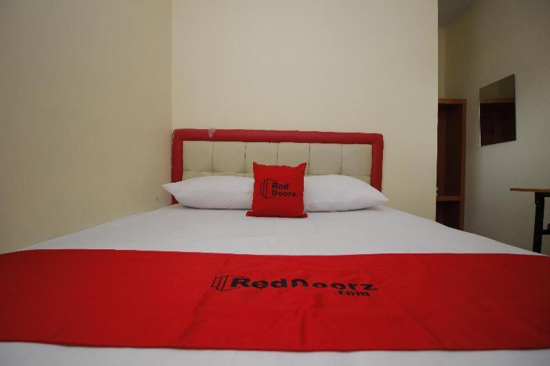 Reddoorz Plus @ Jalan Pemuda Джакарта Номер фото