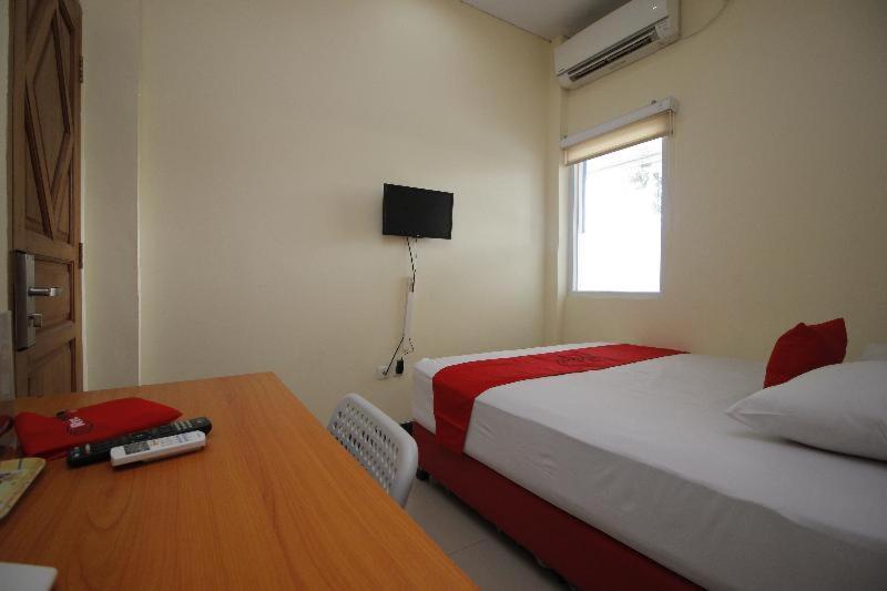 Reddoorz Plus @ Jalan Pemuda Джакарта Номер фото