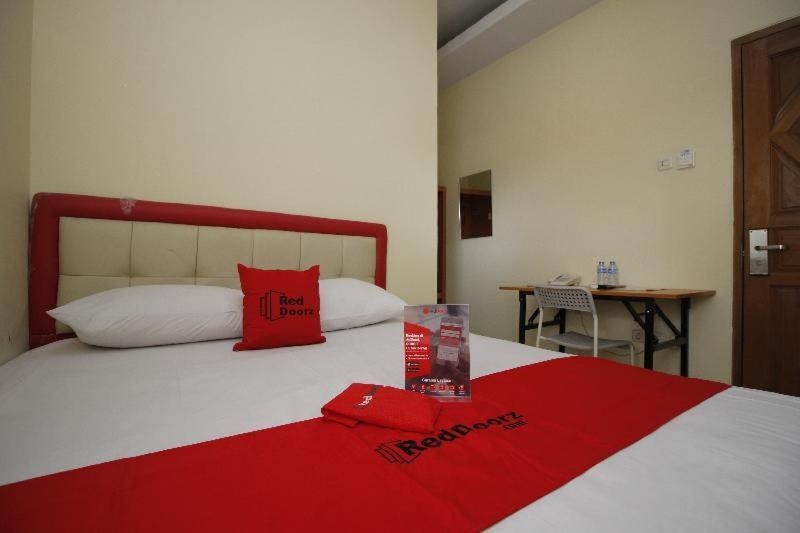 Reddoorz Plus @ Jalan Pemuda Джакарта Номер фото