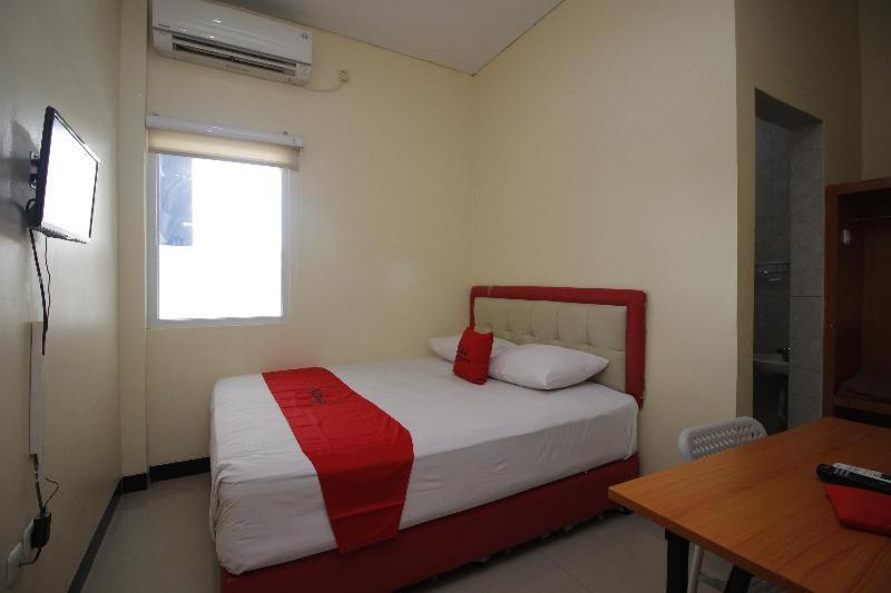 Reddoorz Plus @ Jalan Pemuda Джакарта Номер фото