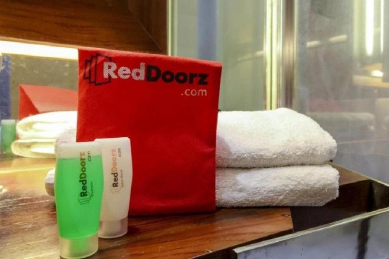 Reddoorz Plus @ Jalan Pemuda Джакарта Экстерьер фото