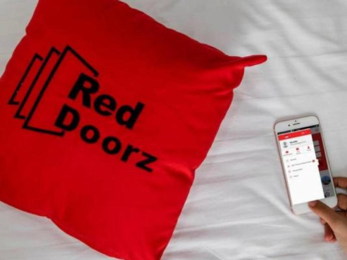 Reddoorz Plus @ Jalan Pemuda Джакарта Экстерьер фото